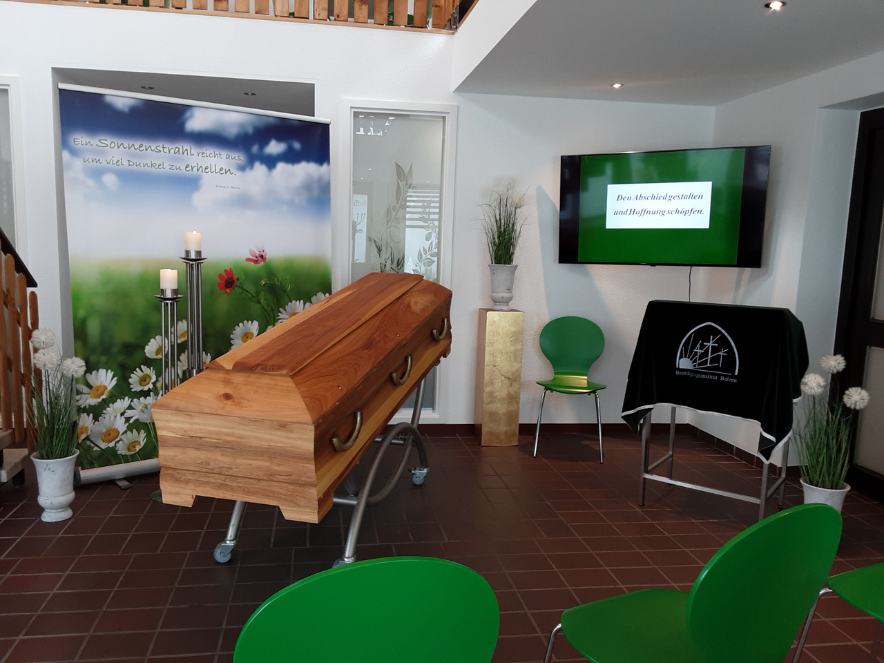 Eingang Hoffnung Trauerfeier Sarg